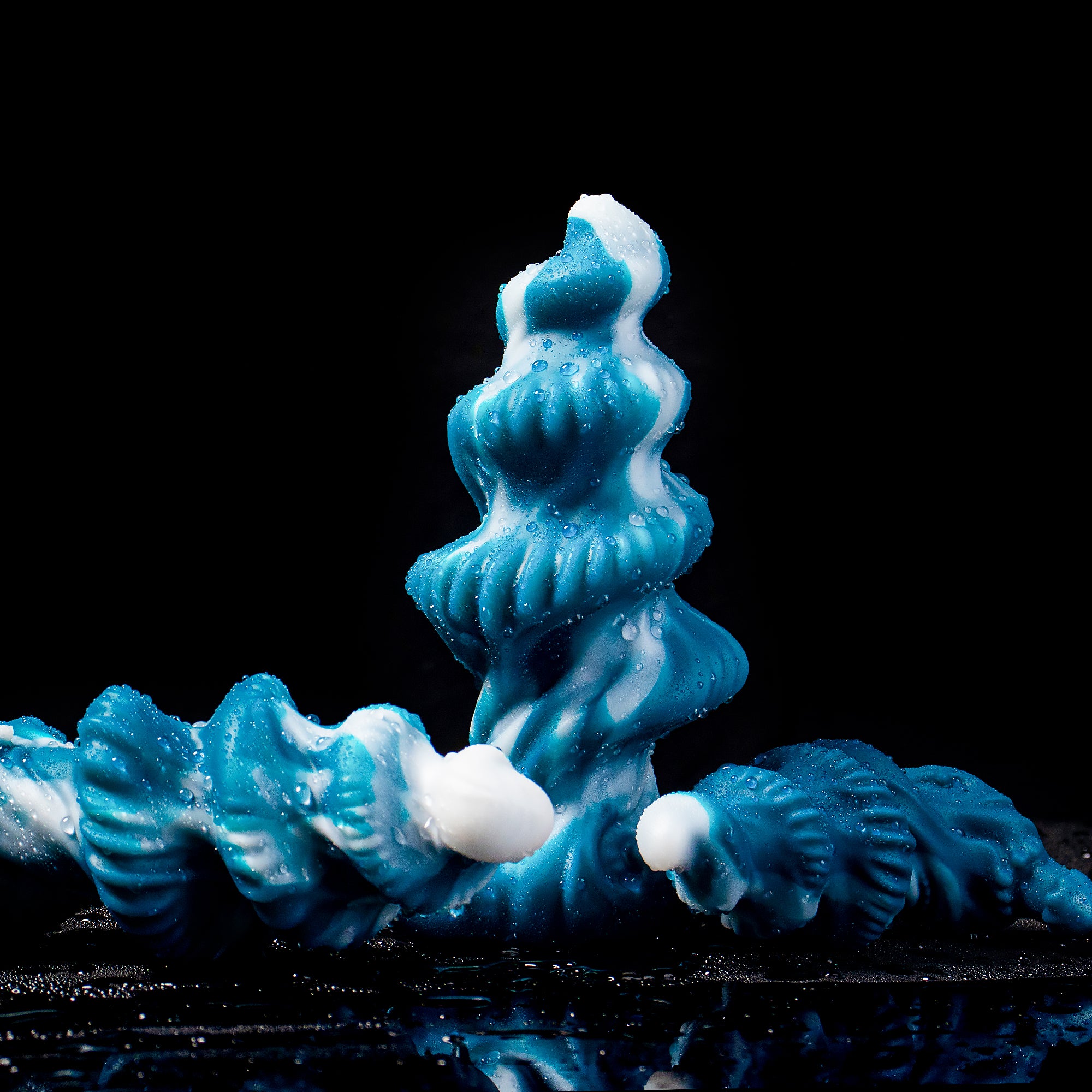 Oieffur Shark Egg Spiral Anal Plug from Fantasy Dildos collection, showing smooth silicone design in three size options. Image principale du produit