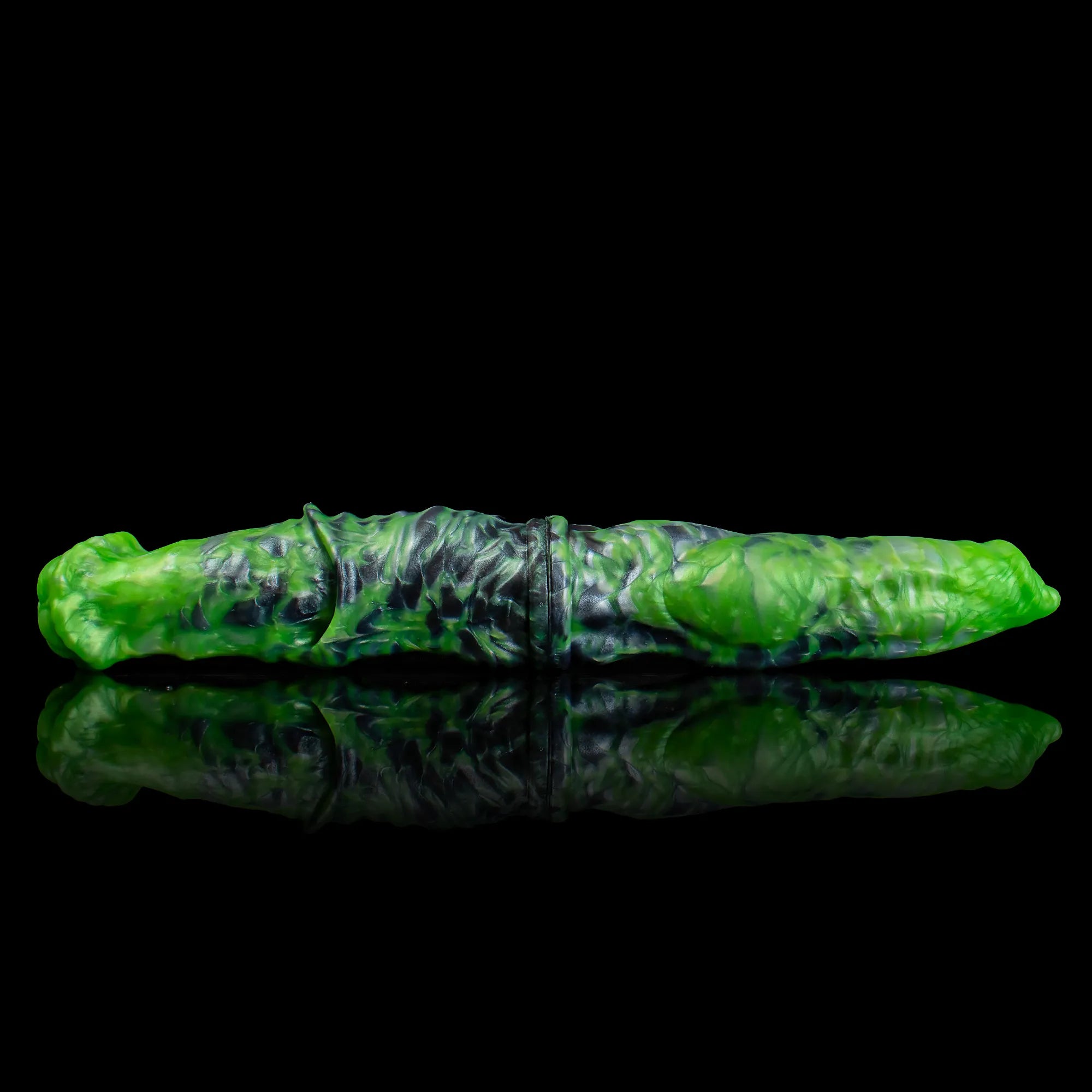 Dual Sensation Platinum silicone double-ended dildo with realistic horse and dog designs, from Oieffur fantasy dildos collection. Image principale du produit