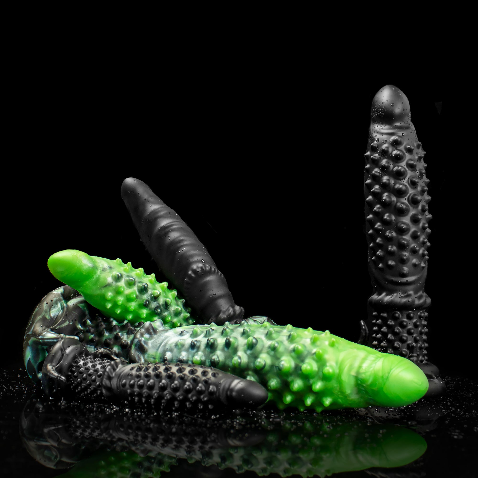 Black "Abyss" spiked dildo by Oieffur, made of platinum silicone, featuring a textured, fantasy-inspired design for adult pleasure. Image principale du produit