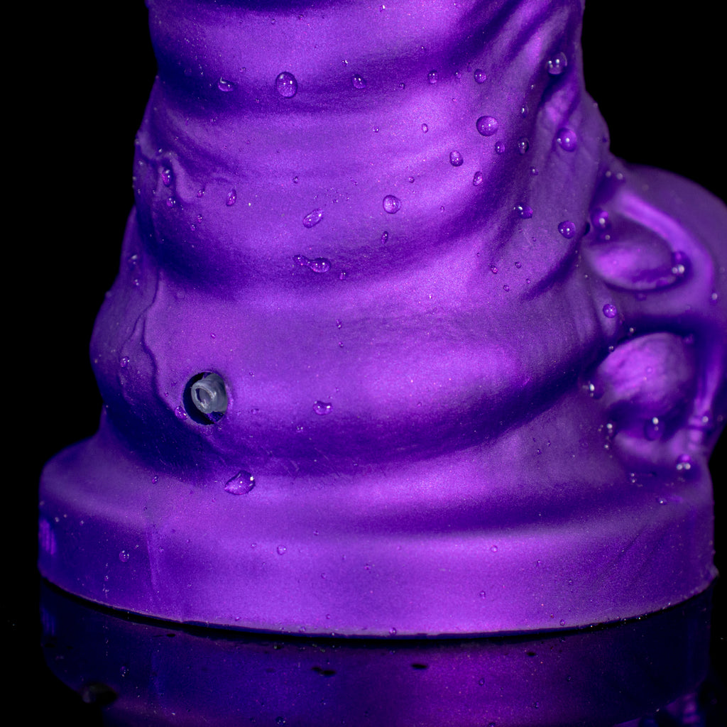 Oieffur Skyline Challenger Platinum silicone fantasy dildo with detailed design and realistic texture, ideal for adult pleasure.